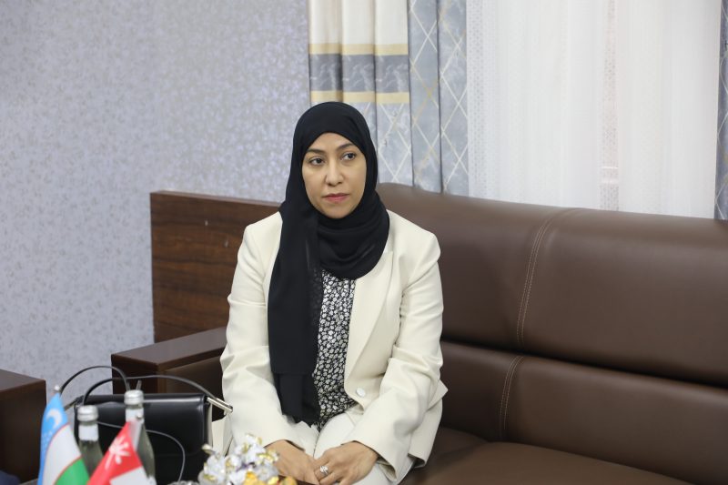 أوزبكستان: سفيرة سلطنة عُمان تزور معهد سمرقند الحكومي للغات الأجنبية