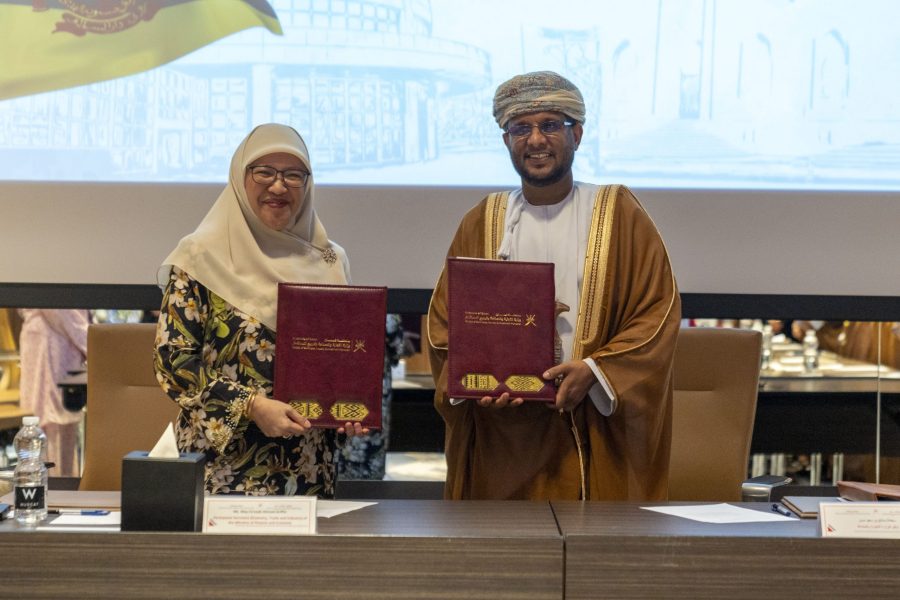 عقدت اللجنة العُمانية البروناوية المشتركة اليوم بمسقط، اجتماعها الرابع لمناقشة تعزيز علاقات التعاون في المجالات الاقتصادية والاستثمارية والثقافية بين البلدين الصديقين.