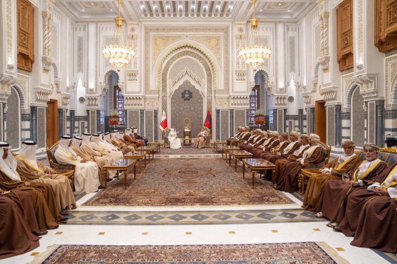 جلالة السُّلطان وملك البحرين يعقدان لقاءً أخويًّا
