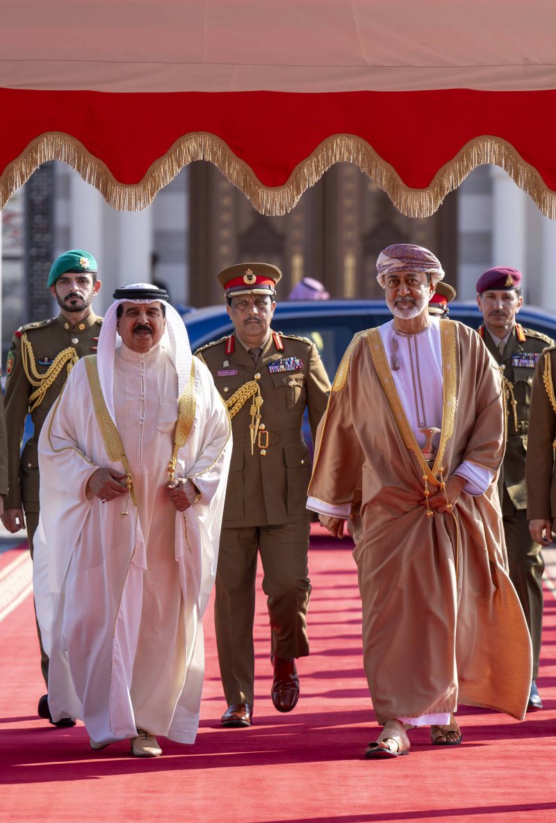 جلالة السُّلطان المعظّم في مقدّمة مودّعي ملك البحرين 