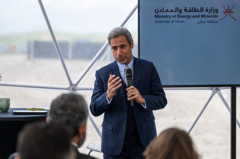 مسؤولون يزورون ميناء أمستردام خلال زيارة جلالة السُّلطان إلى هولندا 