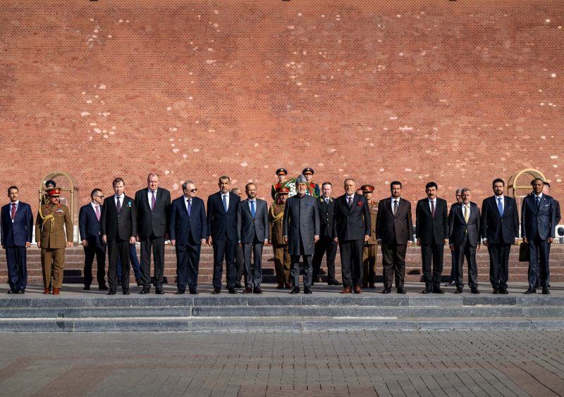 جلالةُ السُّلطان المُعظم يزور ضريح الجندي المجهول بموسكو 