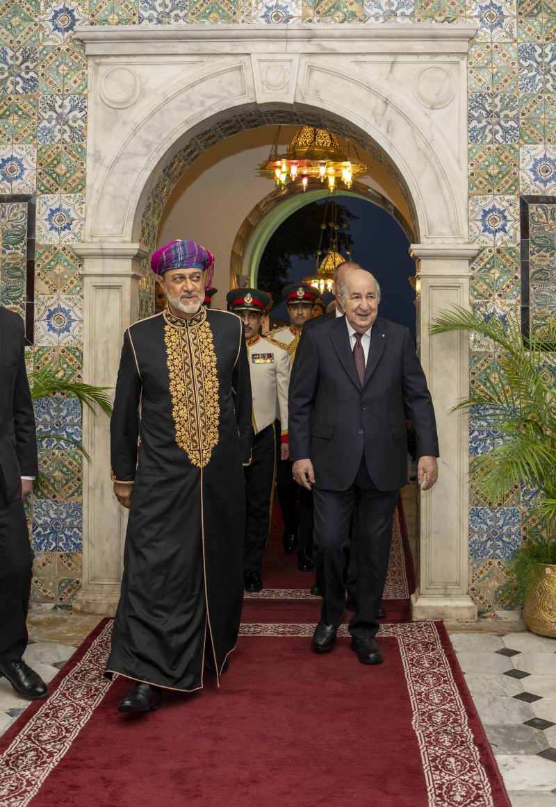 تكريمًا لجلالتِه.. الرئيسُ الجزائريُّ يُقيم مأدبة عشاء رسميّة