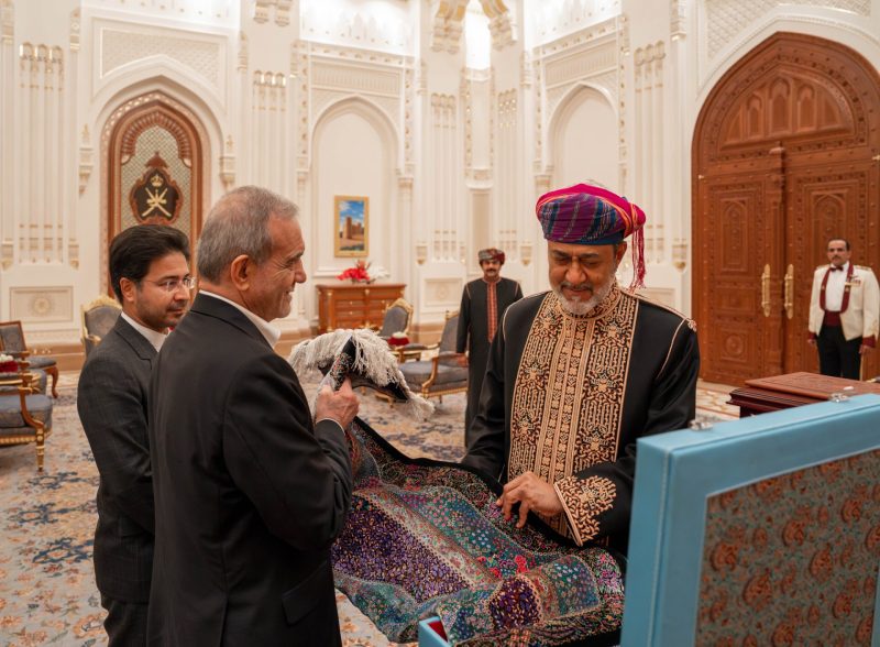 His Majesty hosts official dinner for Iranian President at Al Alam Palace 