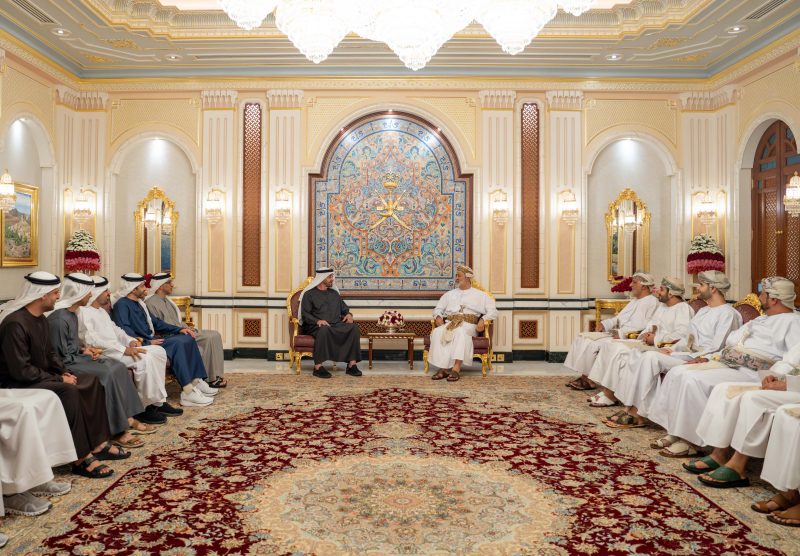 جلالةُ السُّلطان ورئيس دولة الإمارات يستعرضان القضايا الراهنة ومجالات التعاون والشراكة