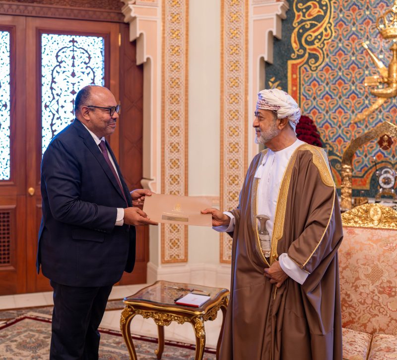 جلالةُ السُّلطان المُعظّم يتسلّم رسالةً خطيّةً من الرئيسة التنزانية