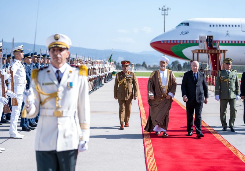 جلالةُ السُّلطان المعظّم يصلُ إلى الجزائر