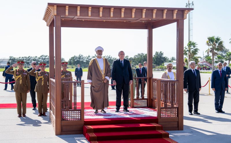 جلالةُ السُّلطان المعظّم يصلُ إلى الجزائر