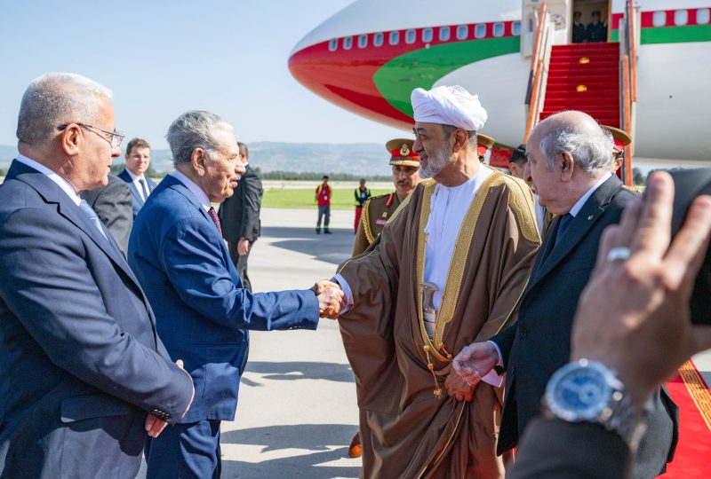 جلالةُ السُّلطان المعظّم يصلُ إلى الجزائر