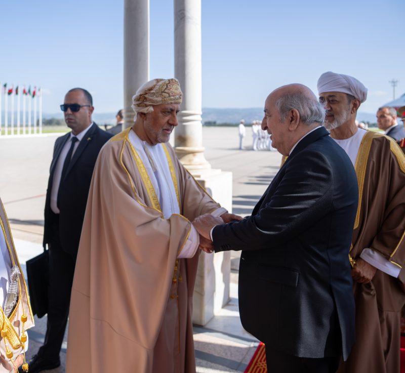 جلالةُ السُّلطان المعظّم يصلُ إلى الجزائر