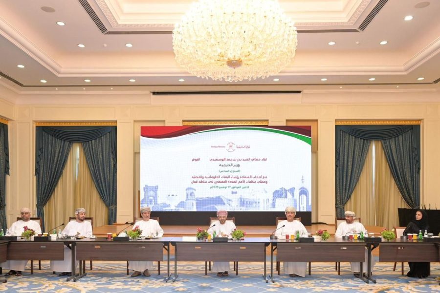 Minister meets heads of diplomatic missions to Oman