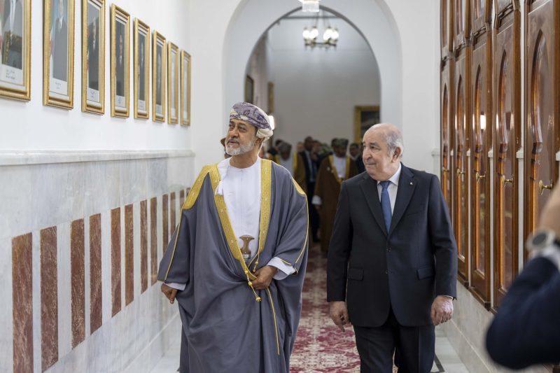 مراسمُ استقبال رسميةٌ لجلالةِ السُّلطان المعظم بمقرّ رئاسة الجمهوريّة الجزائريّة