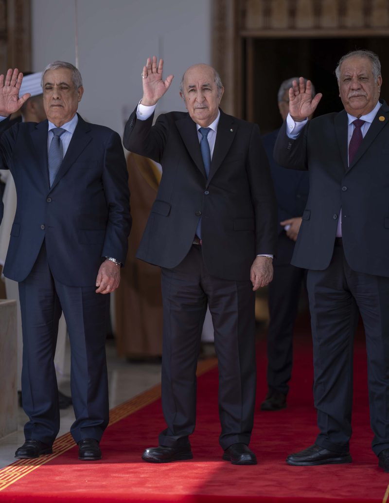 جلالةُ السُّلطان المعظّم يغادر الجزائر