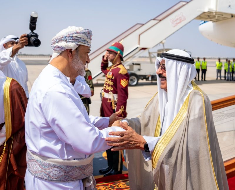 جلالة السلطان المعظم يجتمع مع أخيه سمو أمير الكويت لدى وصوله إلى سلطنة عمان