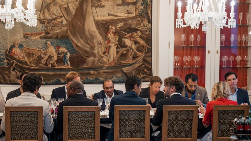 فرنسا: سفير سلطنة عُمان يستضيف ممثلي شركات لبحث التعاون في التكنولوجيا والذكاء الاصطناعي