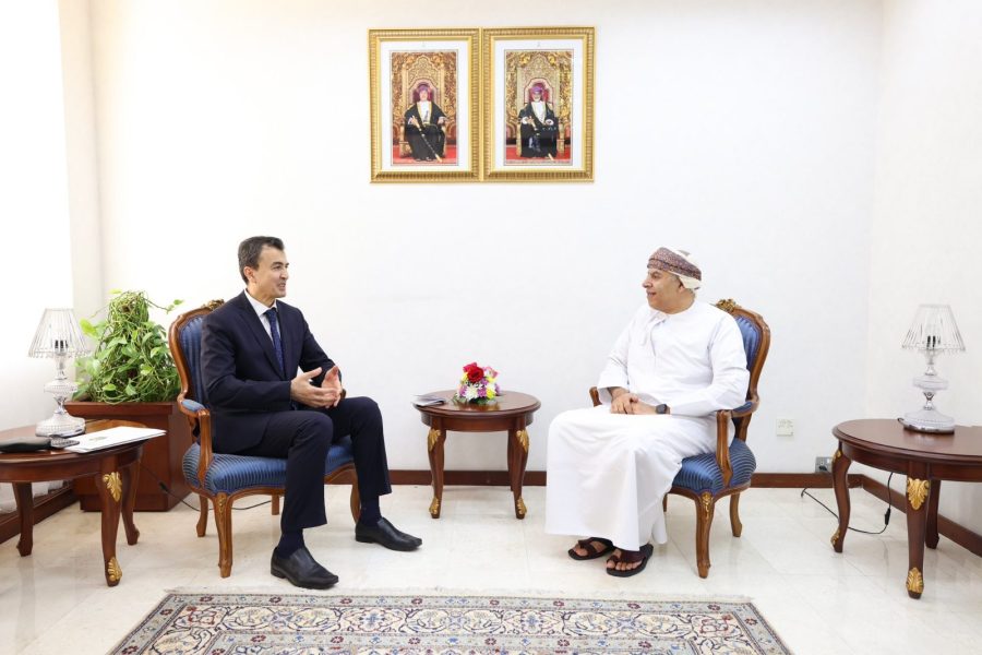 Foreign Minister Sayyid Badr receives a written message from his Uzbek counterpart
