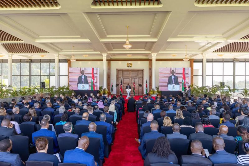 كينيا: سفيرة سلطنة عُمان تحضر لقاء الرئيس الكيني مع رؤساء البعثات الدبلوماسية