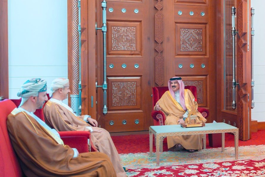 Bahrain: King of Bahrain receives Minister of Finance