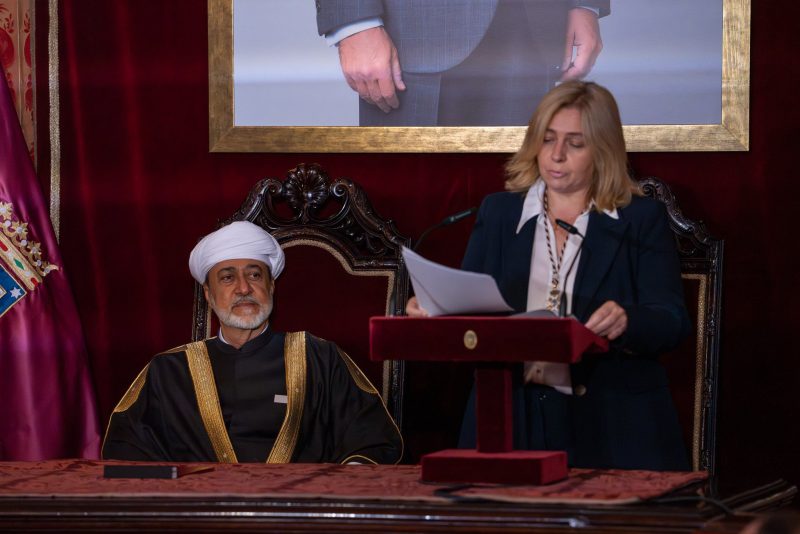 جلالةُ السُّلطان المُعظّم يزور قاعة مجلس مدينة مدريد