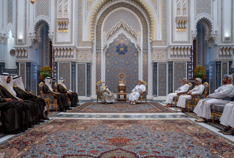 جلالة السلطان المعظم يجتمع مع أخيه سمو أمير الكويت لدى وصوله إلى سلطنة عمان