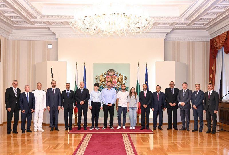 الرئيس البلغاري يقلد معالي السيد وزير الخارجية وسام الشرف لرئيس الجمهورية