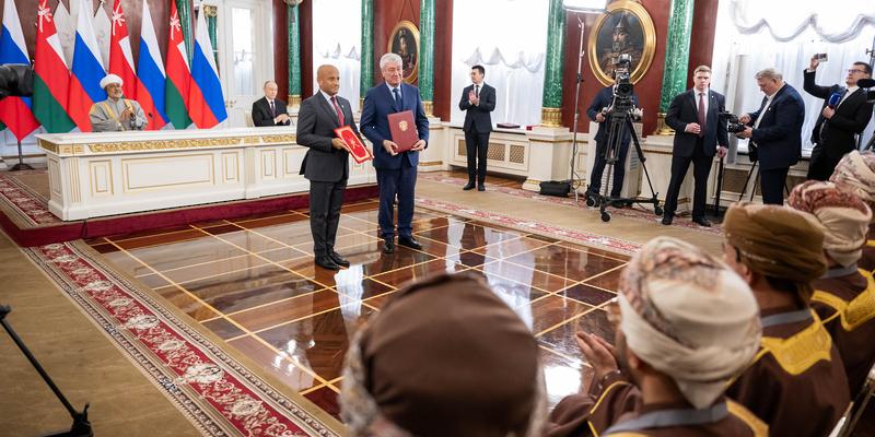 His Majesty and President Putin witness signing of agreements