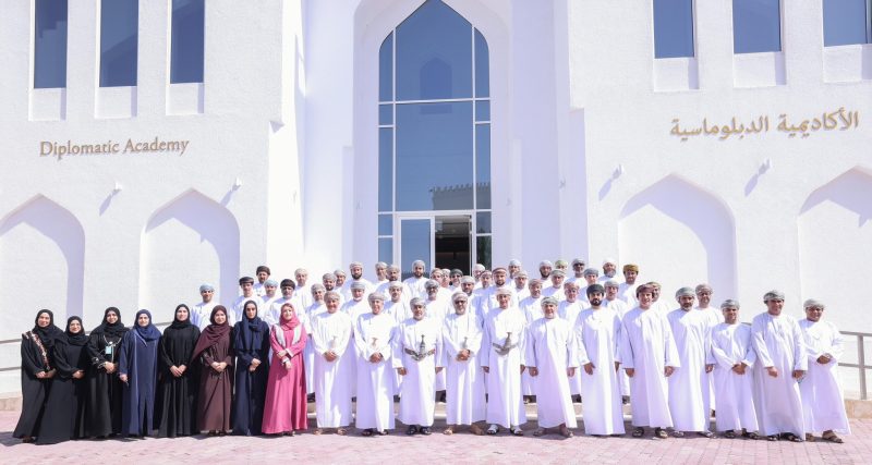 وقال سعادةُ السّفير الشيخ حميد بن علي المعني رئيس الأكاديمية الدبلوماسية في كلمته إن البرنامج يمثل إطارا يوجه السياسات العامة ويعكس الرؤية الاستراتيجية التي تقوم عليها القرارات السياسية والاقتصادية والاجتماعية مع التأكيد على التوازن بين التنمية المستدامة والعدالة الاجتماعية وتحقيق الاستقرار وتعزيز الهوية الثقافية.