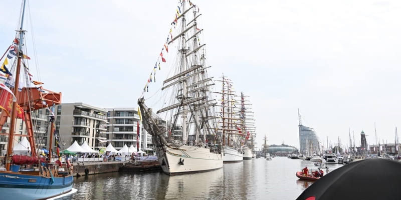 السفينة شباب عمان الثانية تصل ميناء بريمرهافن الألماني للمشاركة في مهرجان الإبحار الشراعي