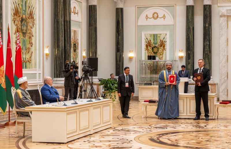 جلالةُ السُّلطان المعظم والرئيسُ البيلاروسي يشهدان التّوقيع على عددٍ من الاتفاقيات ومذكّرات التّفاهم والتّعاون