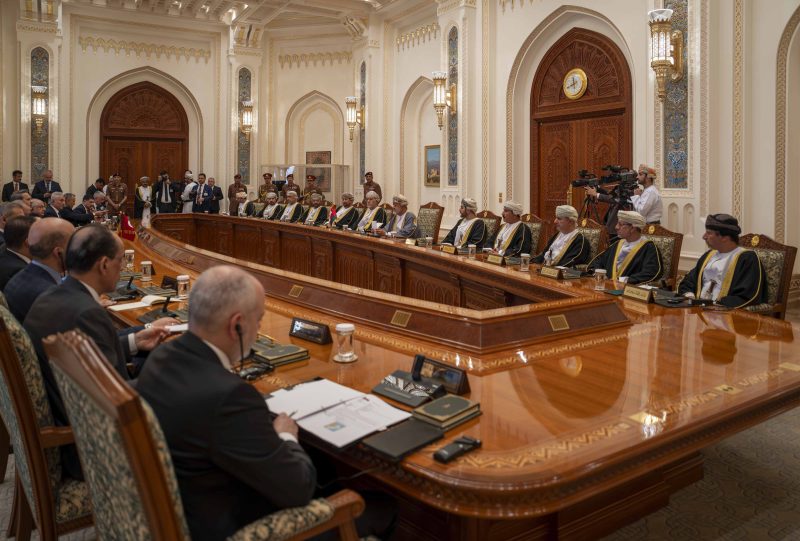 جلالةُ السُّلطان المُعظم والرئيسُ التّركي يعقدان جلسة مباحثاتٍ موسّعة