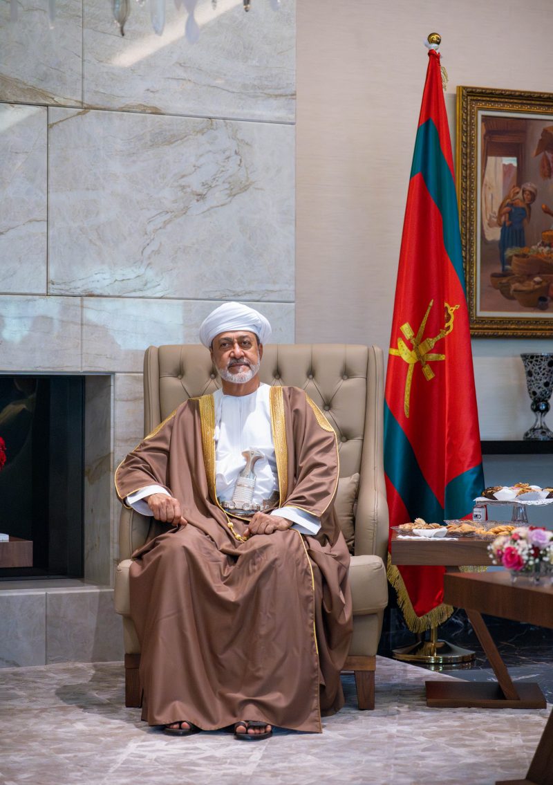 جلالةُ السُّلطان المعظم والرئيسُ الجزائري يعقدان لقاءً بمقر جلالته