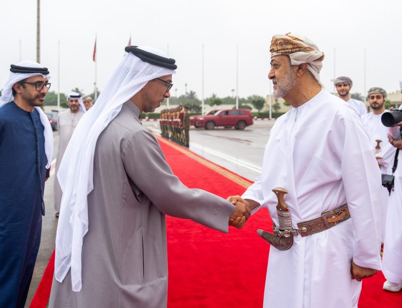 جلالةُ السُّلطان المعظّم يودّع أخاه رئيس دولة الإمارات