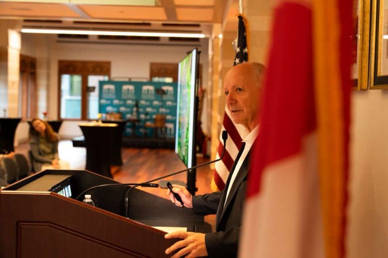 Sultan Qaboos Cultural Center hosts British explorer Mark Evans