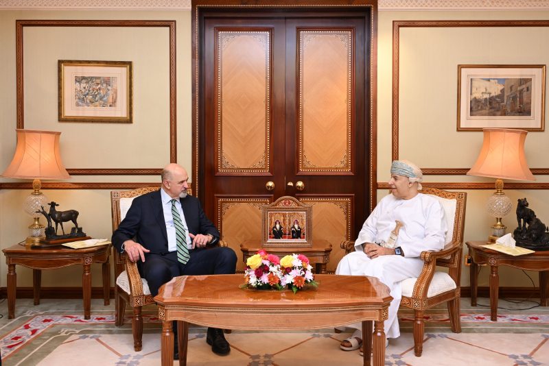 سعادة الشيخ وكيل وزارة الخارجية للشؤون الإدارية والمالية يتسلم نسخة من أوراق اعتماد سعادة أستراليا المعيّن